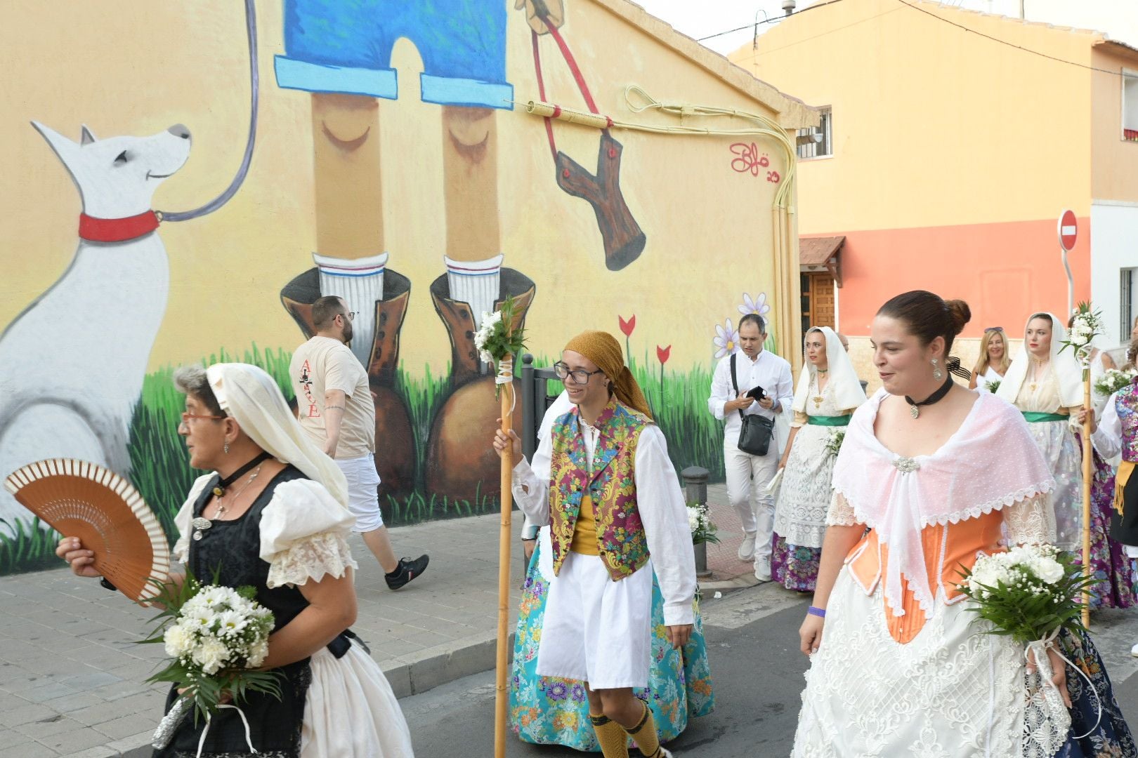 La ofrenda floral llena las calles del barrio de San Gabriel