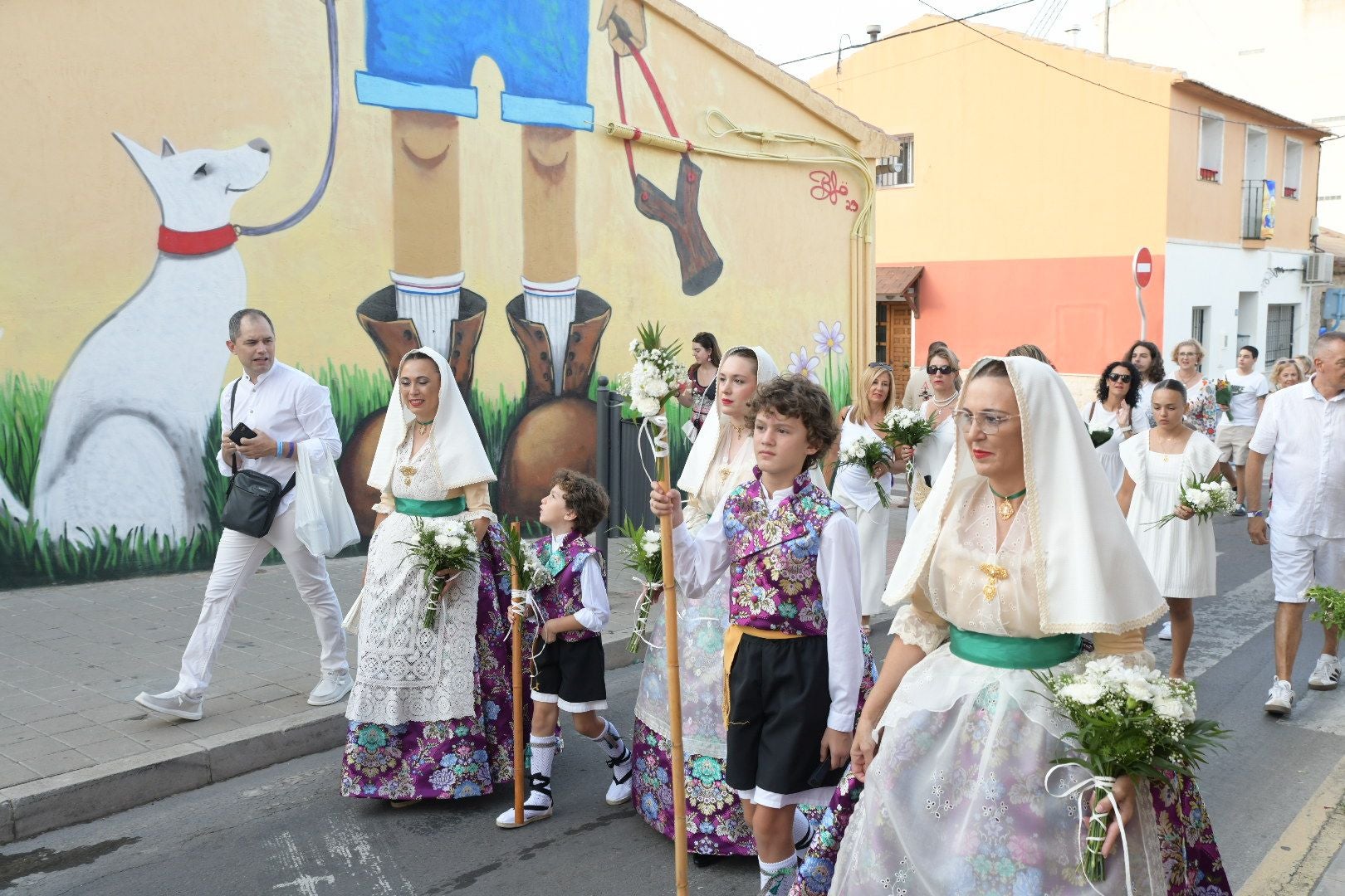 La ofrenda floral llena las calles del barrio de San Gabriel