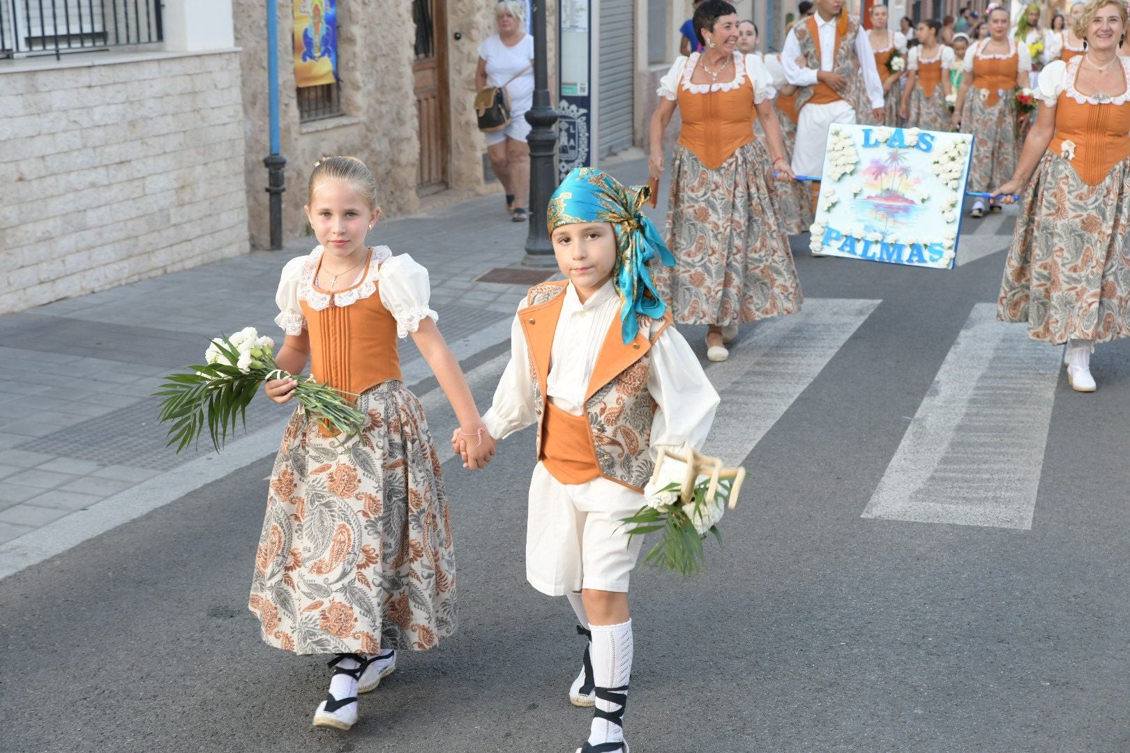 La ofrenda floral llena las calles del barrio de San Gabriel