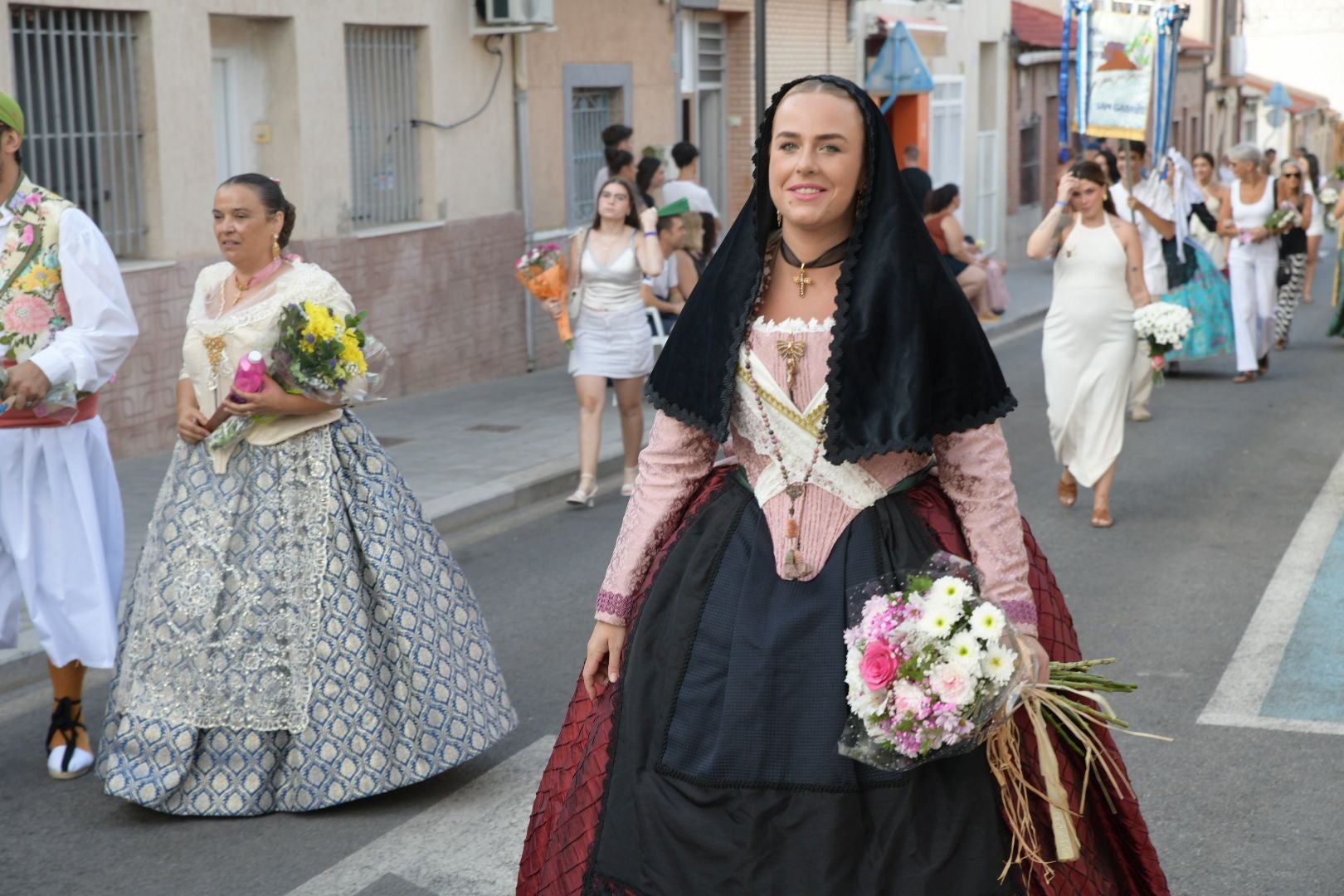 La ofrenda floral llena las calles del barrio de San Gabriel