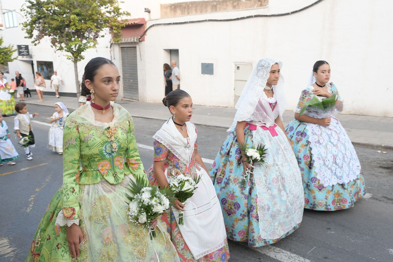La ofrenda floral llena las calles del barrio de San Gabriel