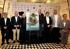 Las autoridades posan con el cartel del Castell de l'Olla, diseñado por Francis Montesinos.