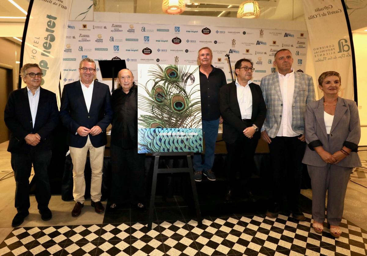 Las autoridades posan con el cartel del Castell de l'Olla, diseñado por Francis Montesinos.