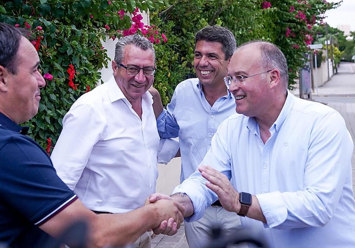 El secretario general del PP, Miguel Tellado, saluda a Juanfran Pérez, en presencia de Toni Pérez y Carlos Mazón.