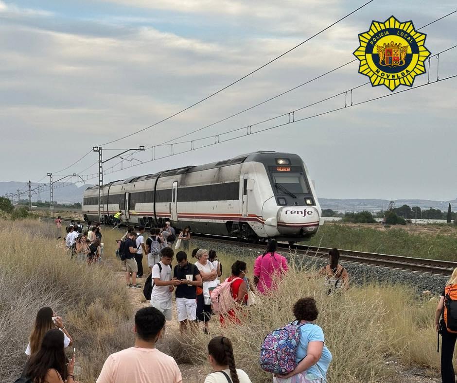 Imagen principal - Susto en Novelda por el incendio de un tren con 100 pasajeros evacuados en plena vía