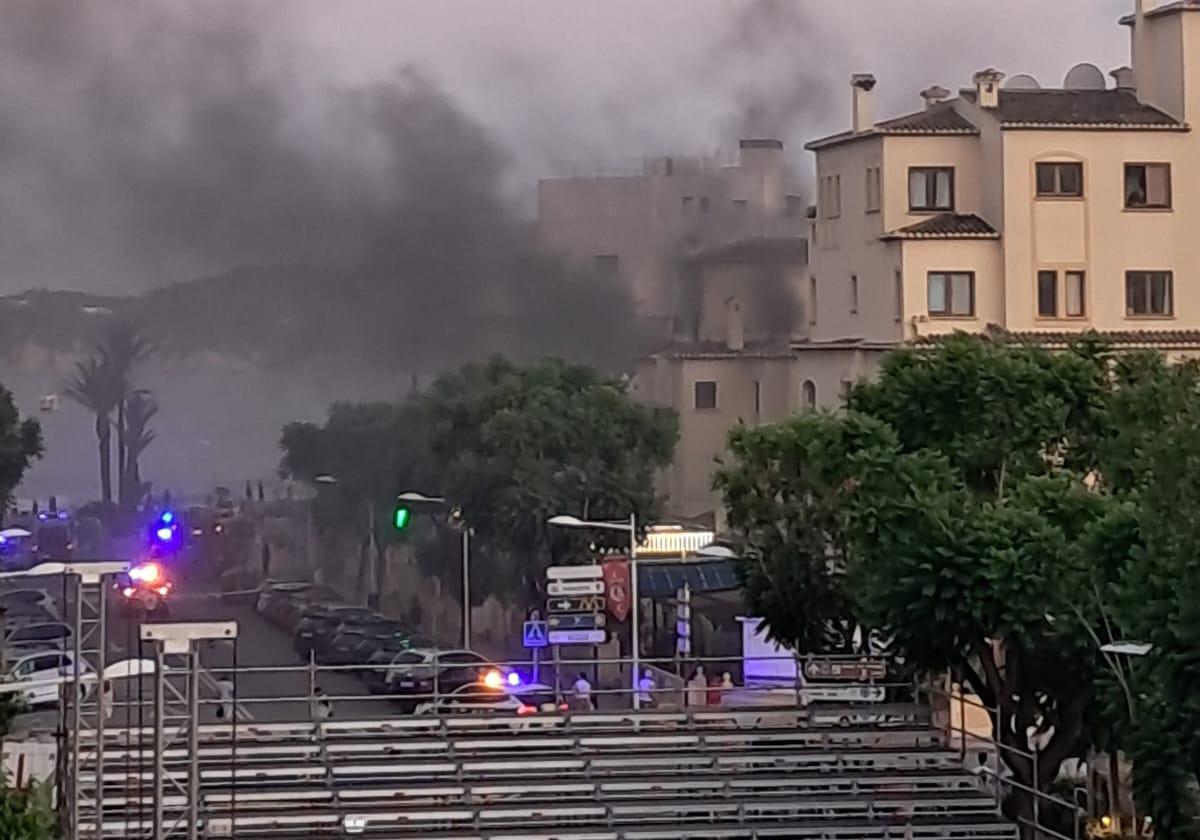 Intensa humareda tras el fuego.