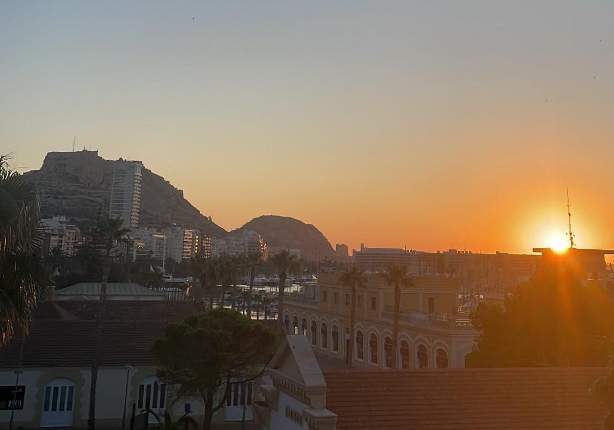 Amanecer en la ciudad de Alicante este sábado.