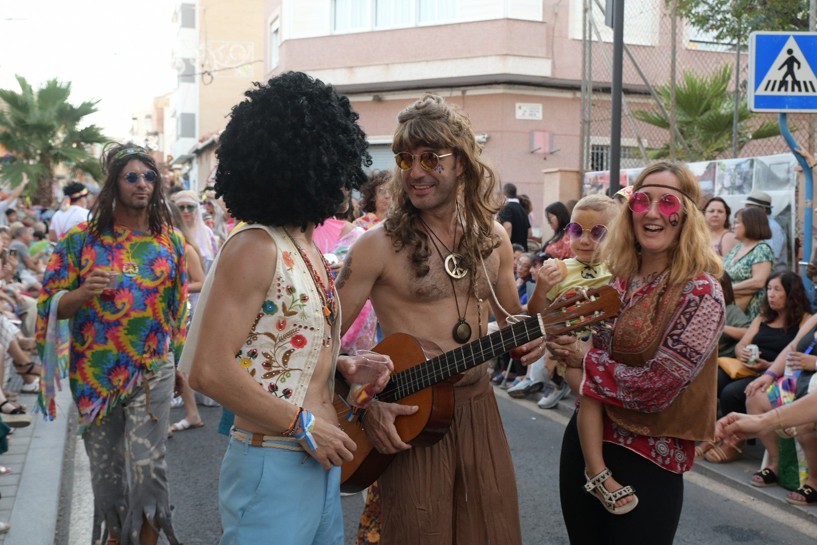 La fiesta sigue en San Gabriel: desfiles centenarios por el barrio