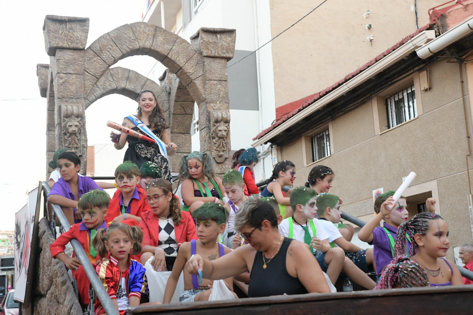 La fiesta sigue en San Gabriel: desfiles centenarios por el barrio