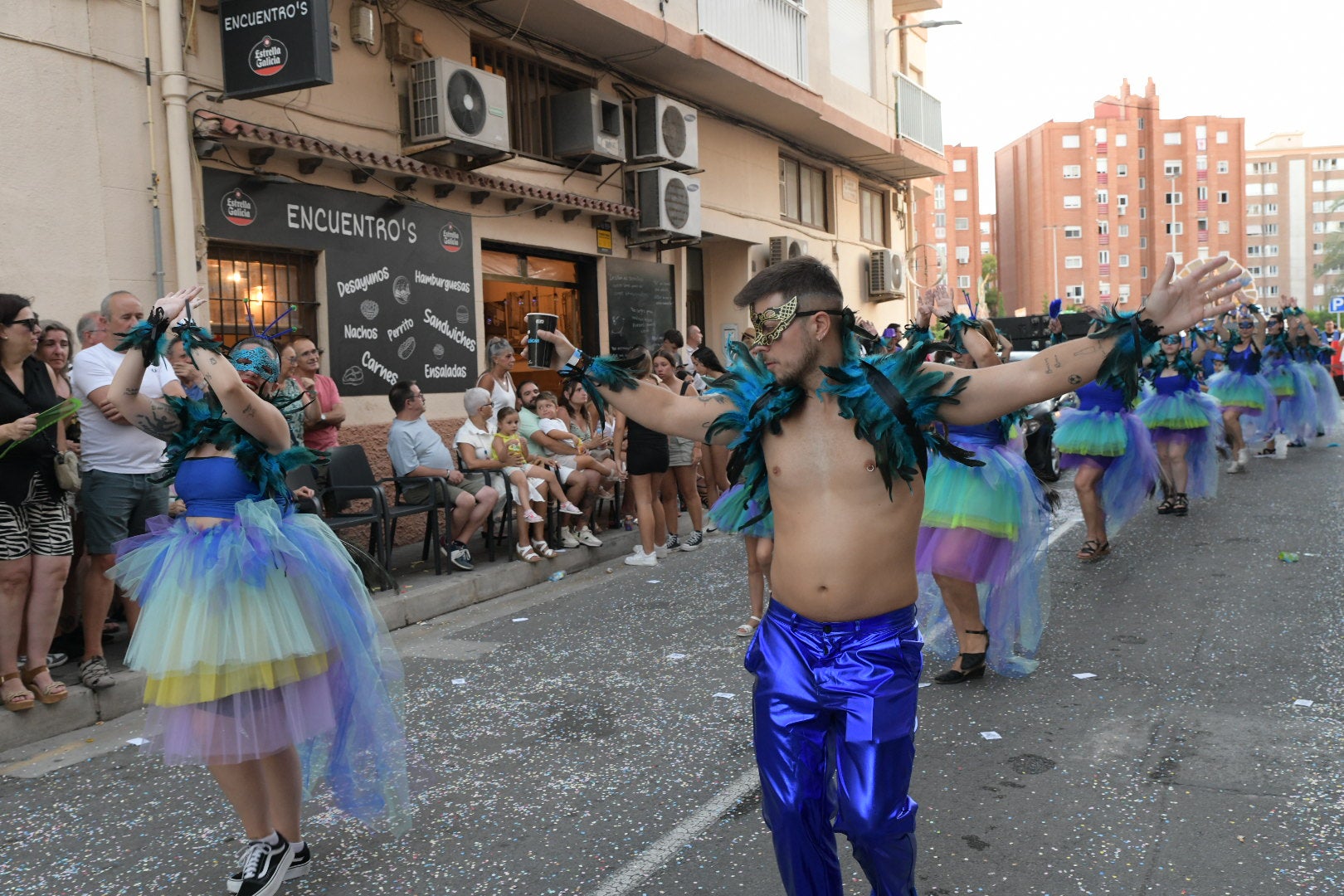 La fiesta sigue en San Gabriel: desfiles centenarios por el barrio