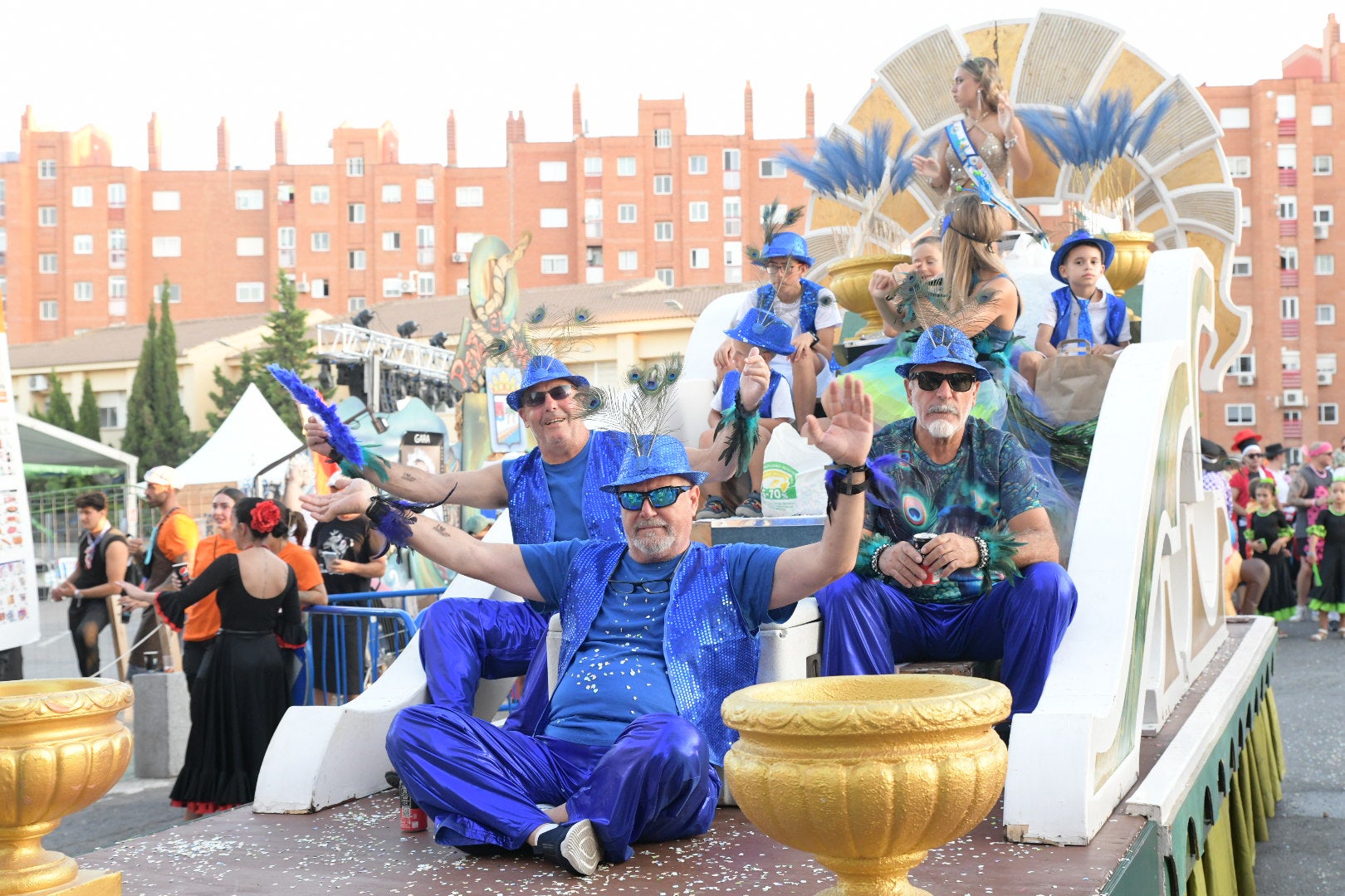 La fiesta sigue en San Gabriel: desfiles centenarios por el barrio