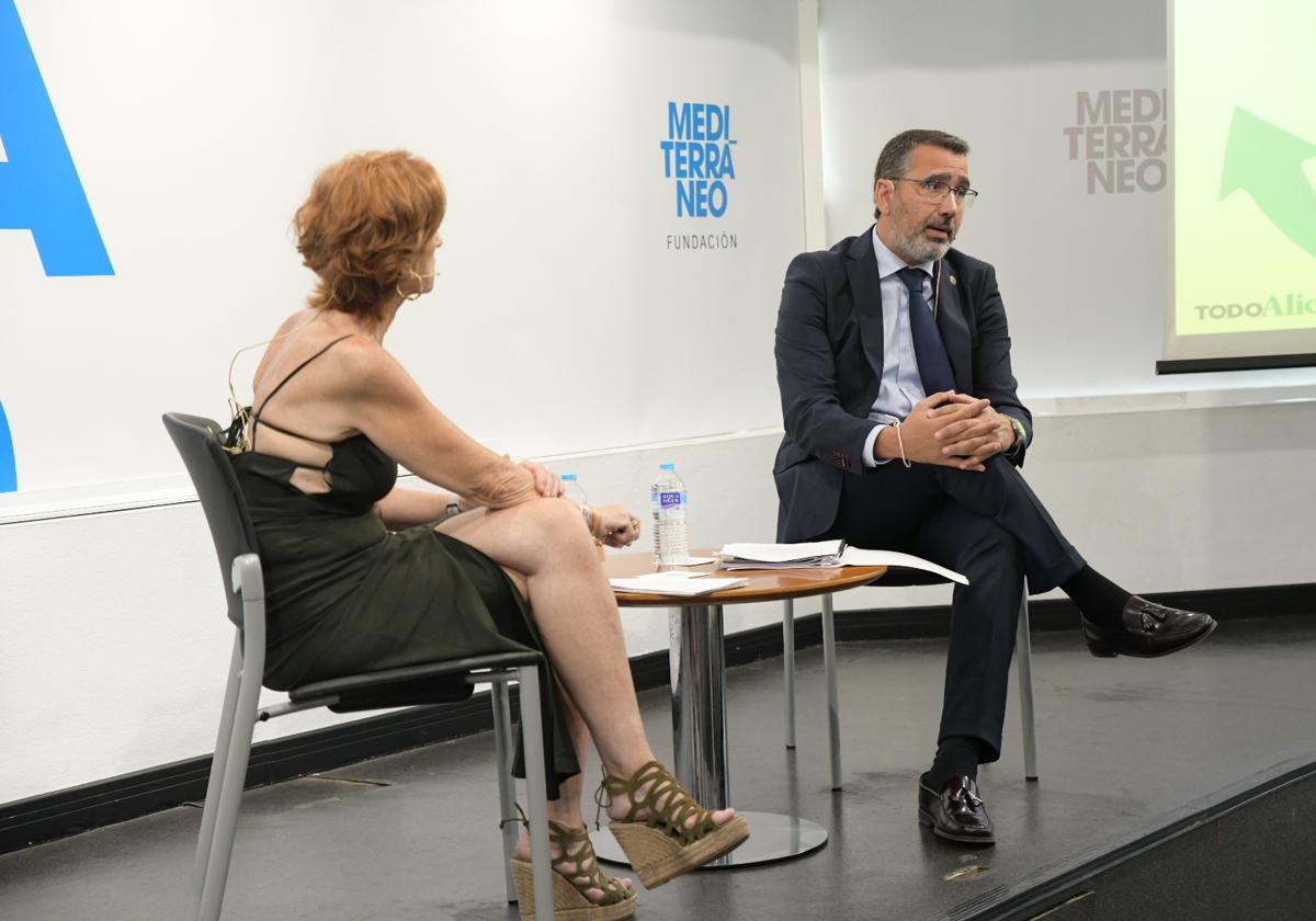 Concha Pastor, directora de TODO ALICANTE, y José Gual, secretario autonómico de economía, durante la entrevista.