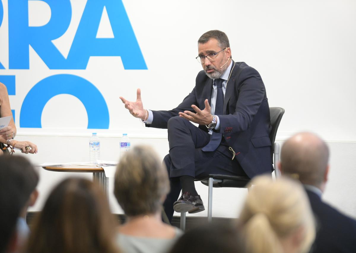 Imagen secundaria 1 - Momentos del foro de Economía de TodoAlicante.