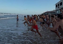 Un centenar de personas se bañan en la playa de Babilonia.