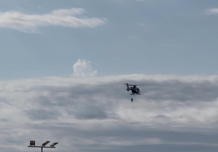 El helicóptero de la Guardia Civil en uno de los ejercicios.