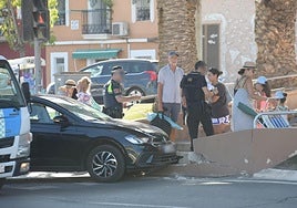 El vehículo se ha empotrado contra el muro del paso peatonal del 'scalextric'.