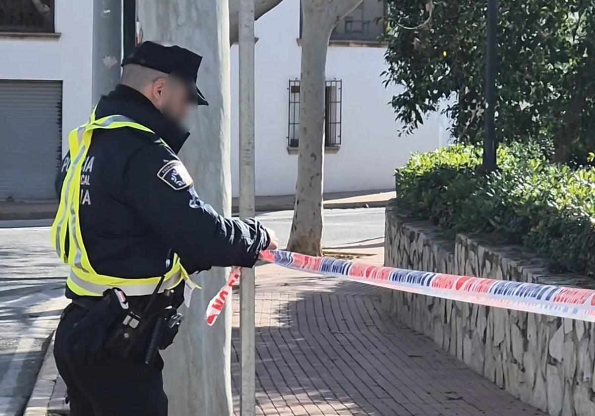 A Local Police officer in Xàbia cordons off a street.