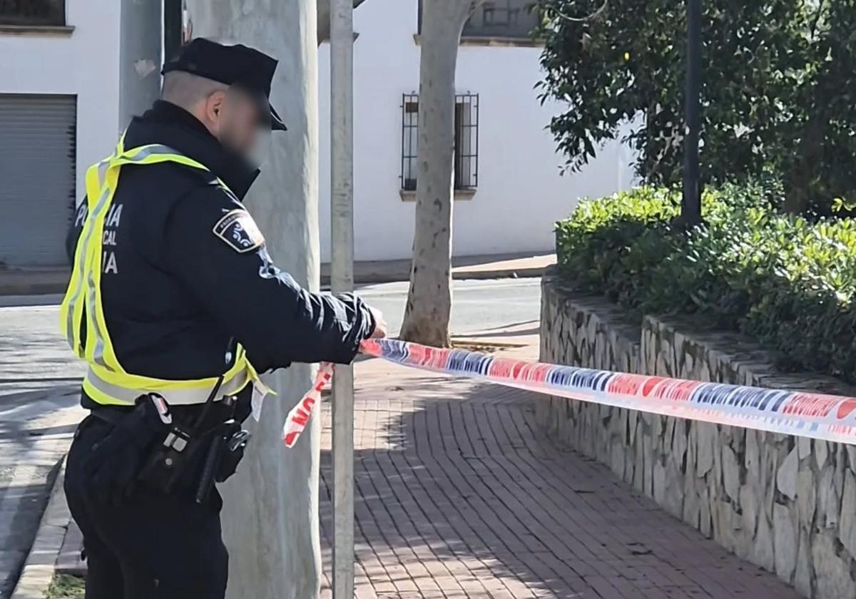 Un agente de la Policía Local de Xàbia acordona una calle.