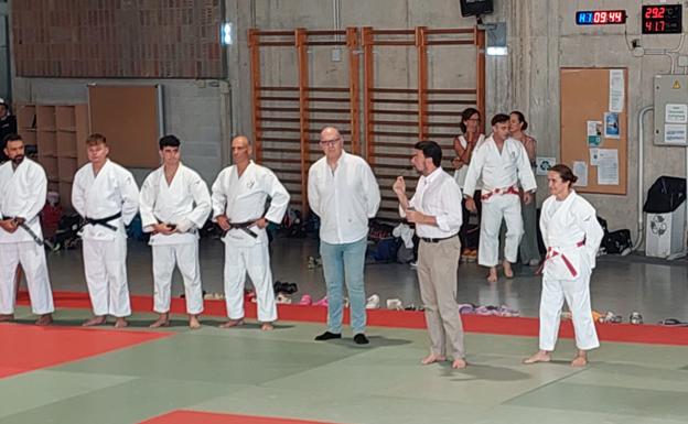 Barcala en su visita al campus de judo que ofrece el Club Isabel Fernández.