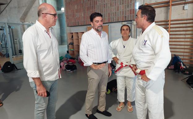 Barcala en su visita al campus de judo que ofrece el Club Isabel Fernández.