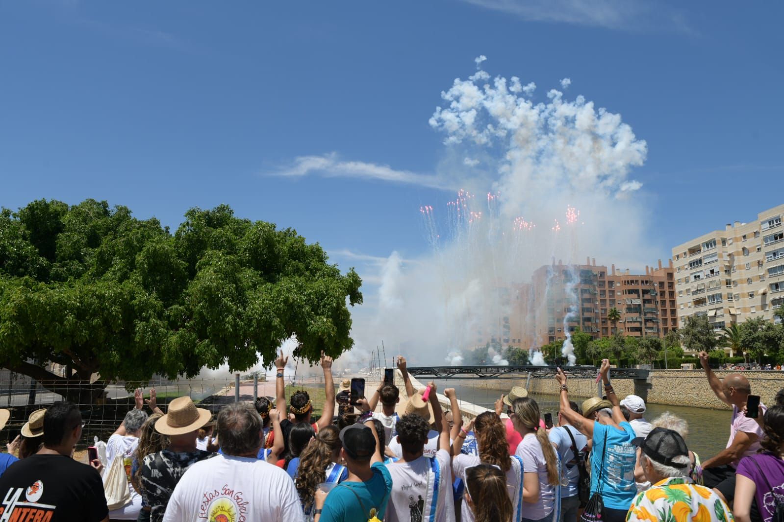 Atronadora mascletà en las fiestas de San Gabriel