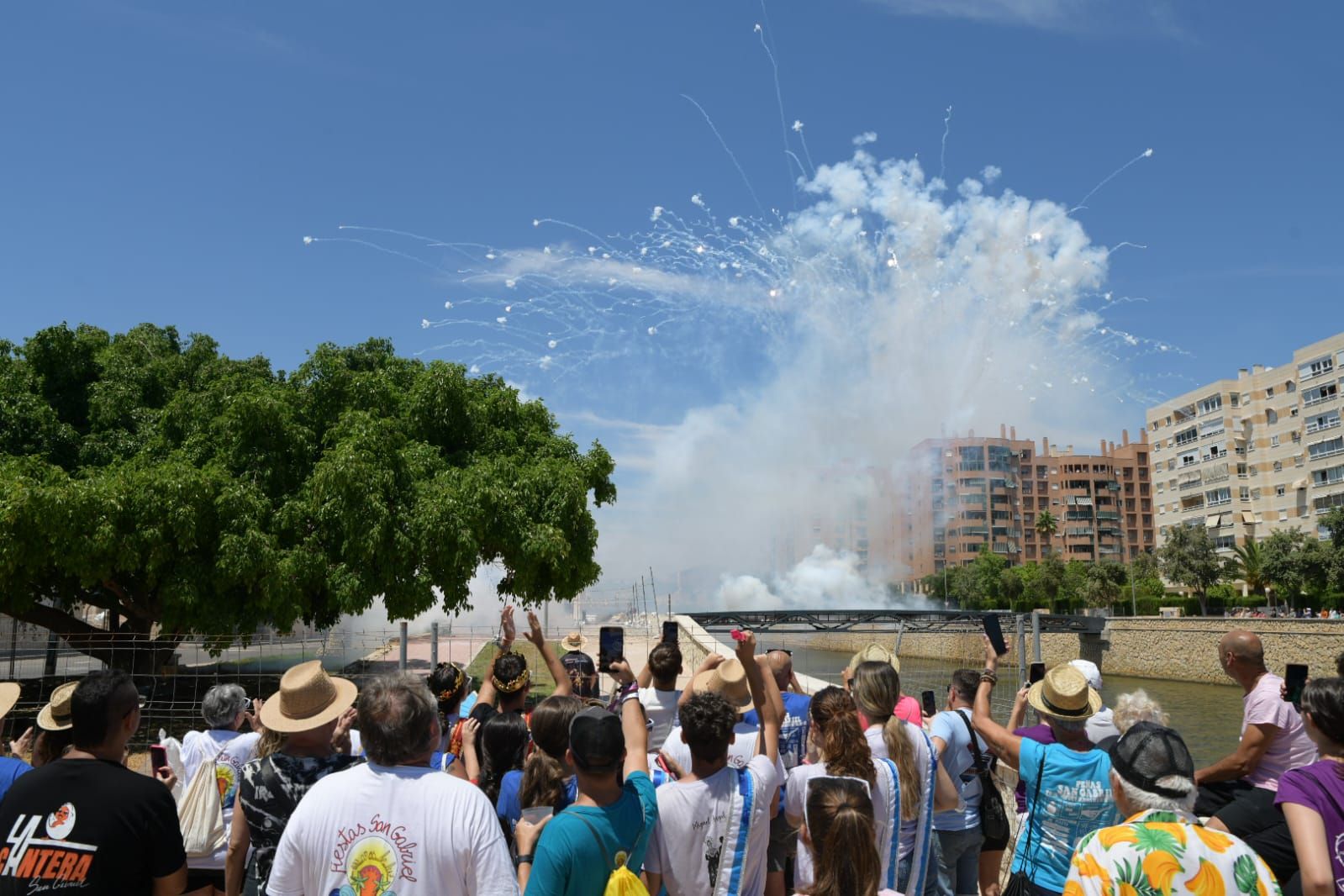 Atronadora mascletà en las fiestas de San Gabriel