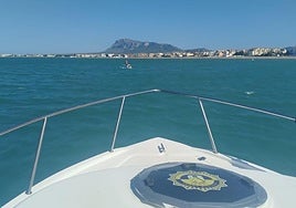 La policía en el momento de avistar a los menores casi un kilómetro mar adentro.