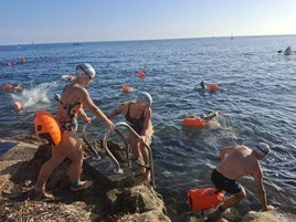 Dénia celebra la II Travessia Les Rotes con cuatro pruebas de natación en aguas abiertas