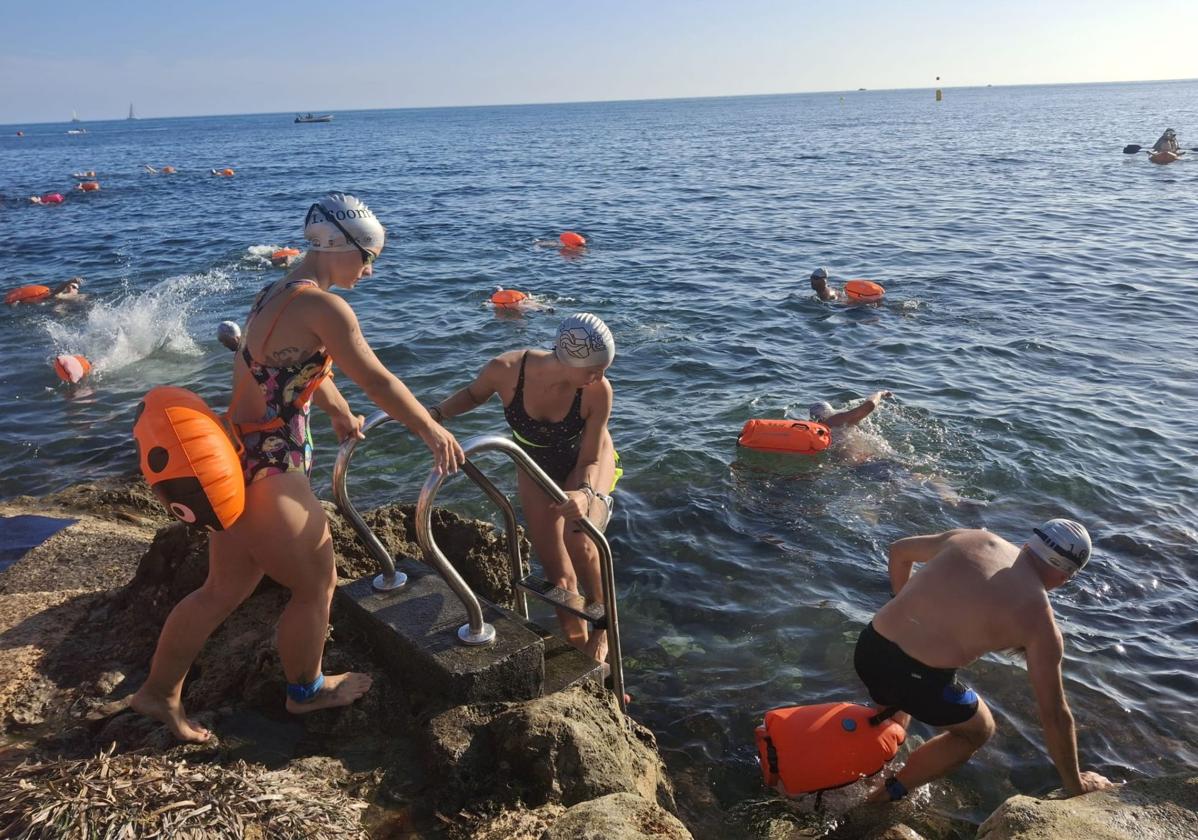 Dénia celebra la II Travessia Les Rotes con cuatro pruebas de natación en aguas abiertas