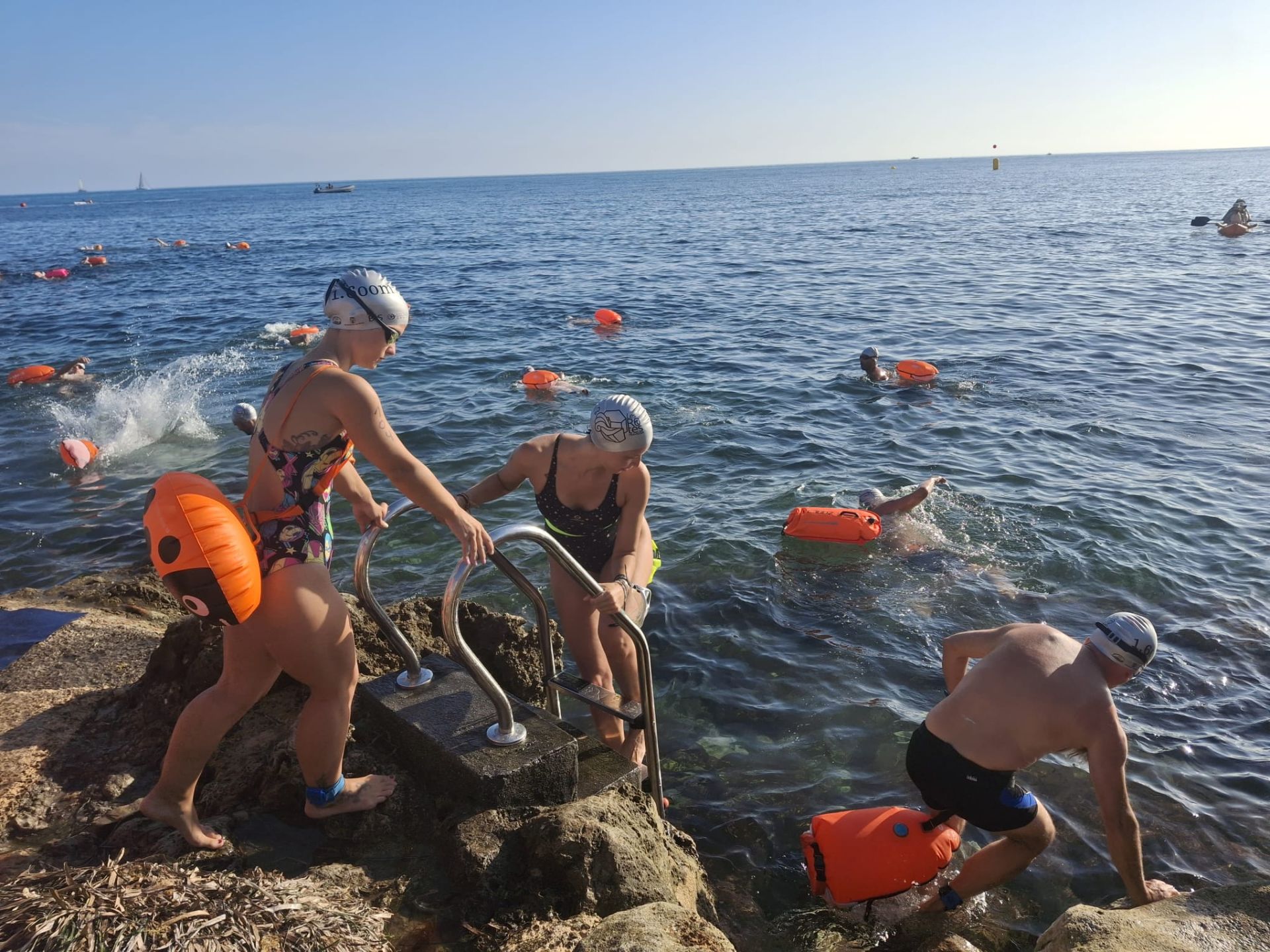 Dénia celebra la II Travessia Les Rotes con cuatro pruebas de natación en aguas abiertas