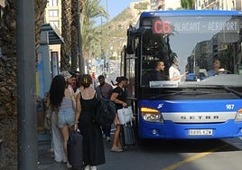 Colas para coger el autobús C6 en Alicante.