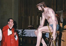 Don Manuel bendice el Santísimo Cristo de la Humildad y Paciencia en 1996.