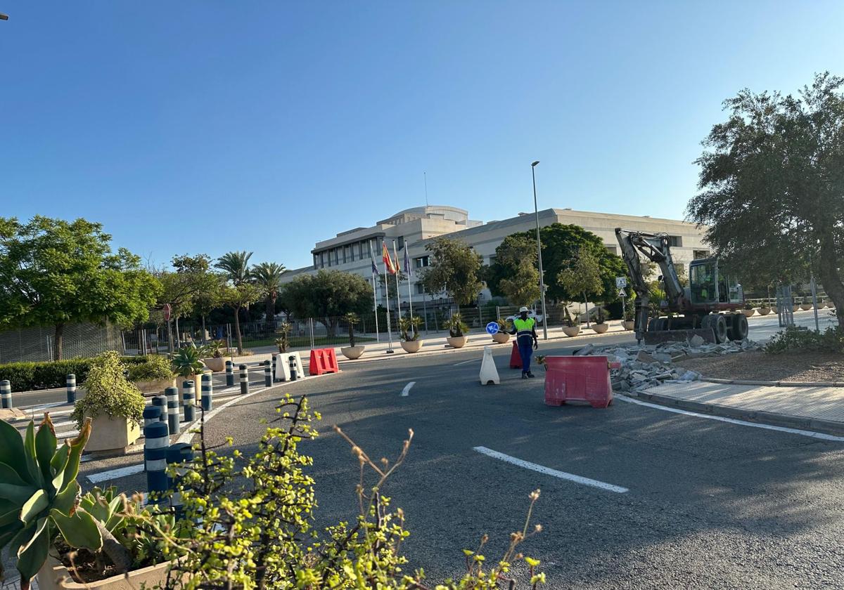Obras en la rotonda de la Universidad de Alicante