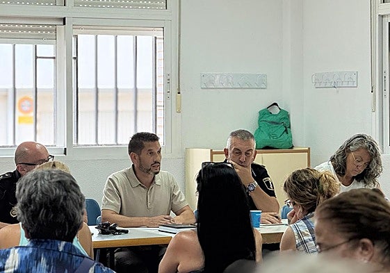 El edil de Tráfico y Seguridad, Adrián García, y los responsables policiales, reunidos con los vecinos.