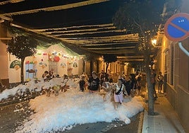 Fiesta de la espuma en un barrio de Alicante