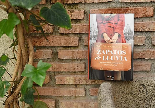 Ejemplar de 'Zapatos de lluvia', de Mayte Magdalena.
