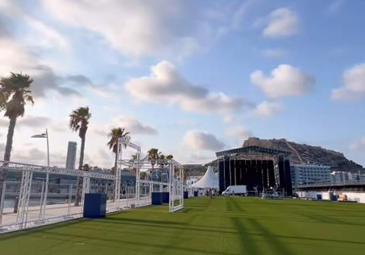 Escenario e infraestructura para los conciertos en el Muelle 12.