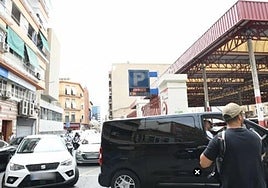 Vehículos entrando en el estacionamiento de La Lonja.