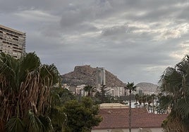 Cielo nublado en la ciudad de Alicante.