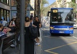 Usuarios en una de las paradas del autobús al aeropuerto.