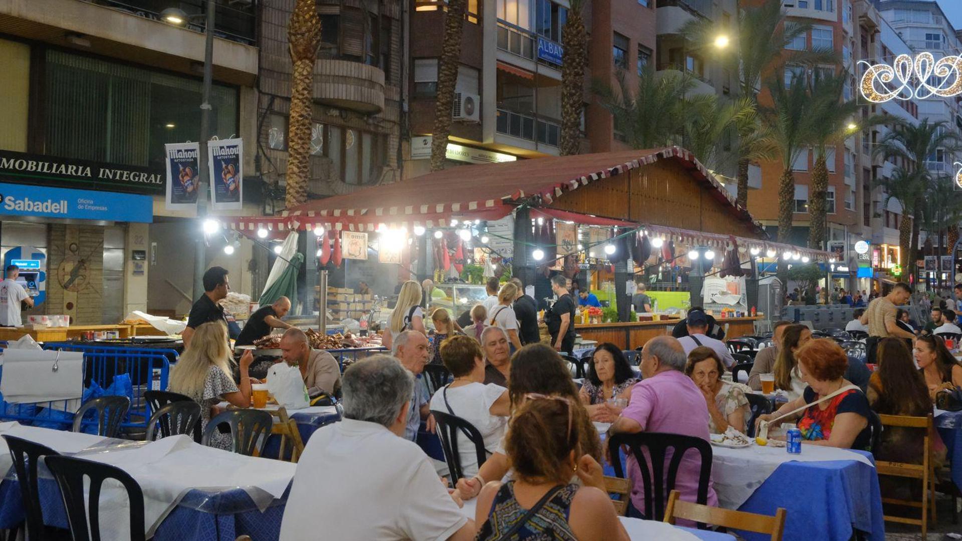 Imagen principal - Alicante City Council bans taverns during Hogueras and limits racós according to category