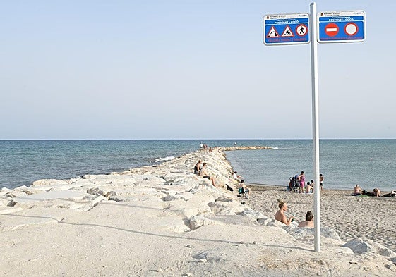 Nuevo dique de la playa del Postiguet.