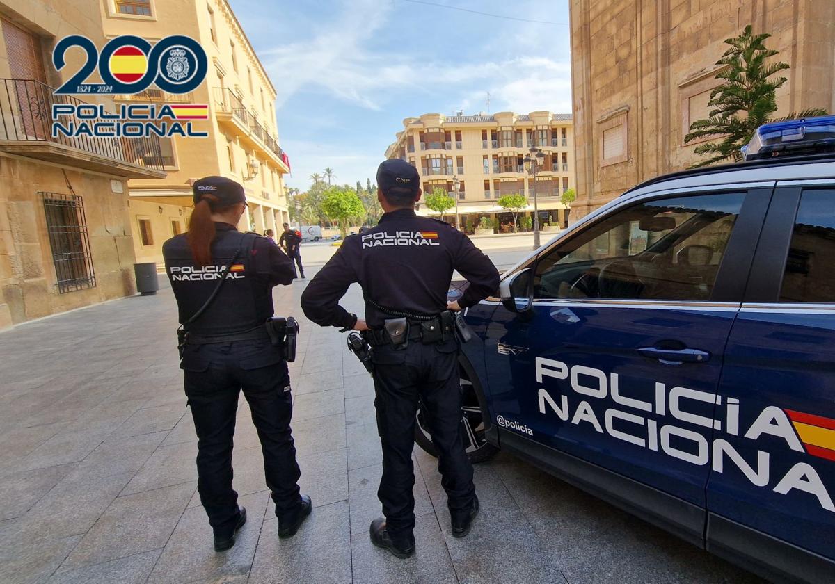 Dos policías nacionales patrullan en Elche.