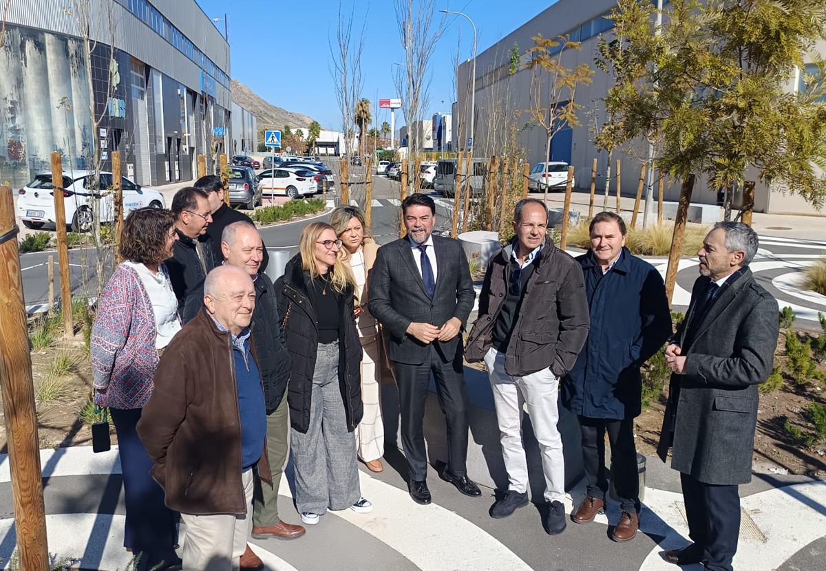 Foto de archivo del alcalde con los representantes de las EGM de las principales áreas industriales de Alicante.