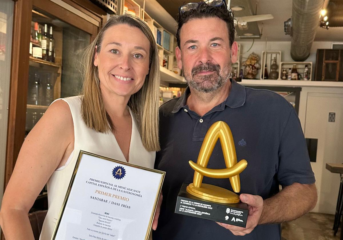 Imagen principal - Santabar con el primer premio del certamen, su coca amb tonyina y croquetas.