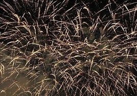 Mascletá vertical nocturna del año pasado ofrecida por la pirotecnia La Alpujarreña