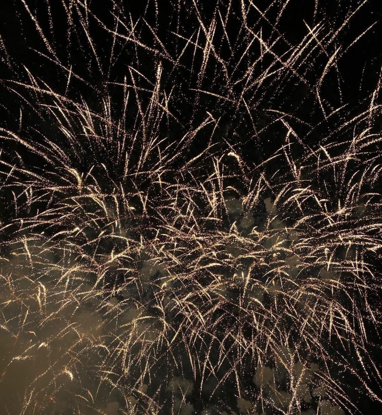 Mascletá vertical nocturna del año pasado ofrecida por la pirotecnia La Alpujarreña