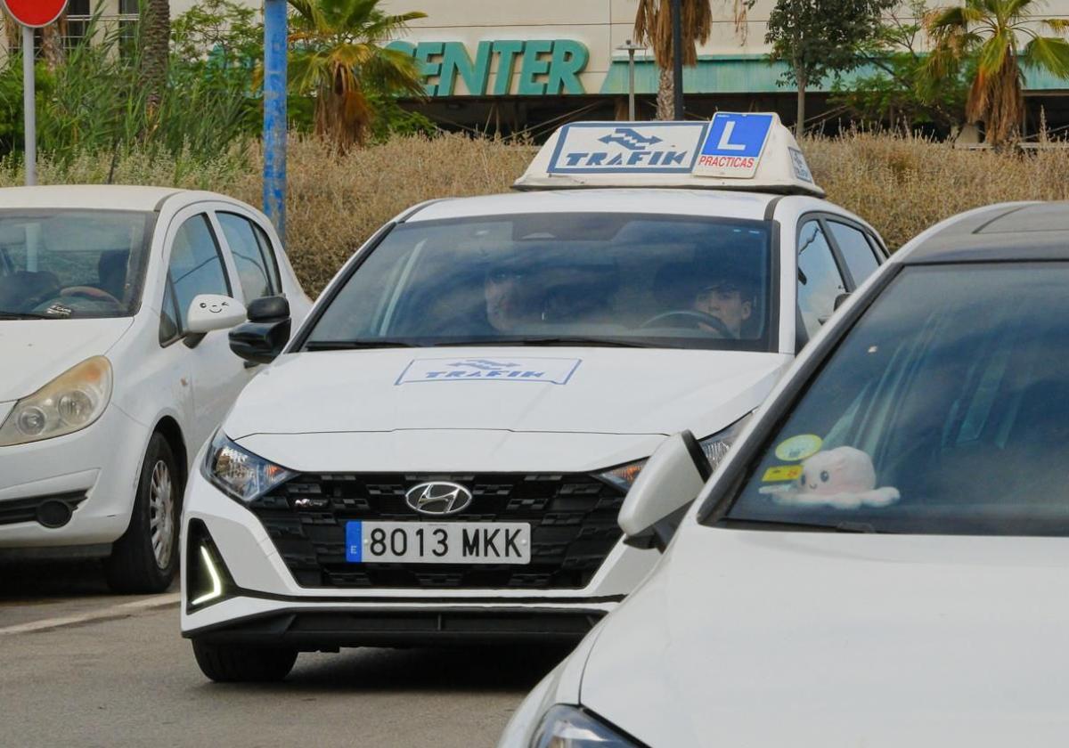 Coche de autoescuela en Alicante