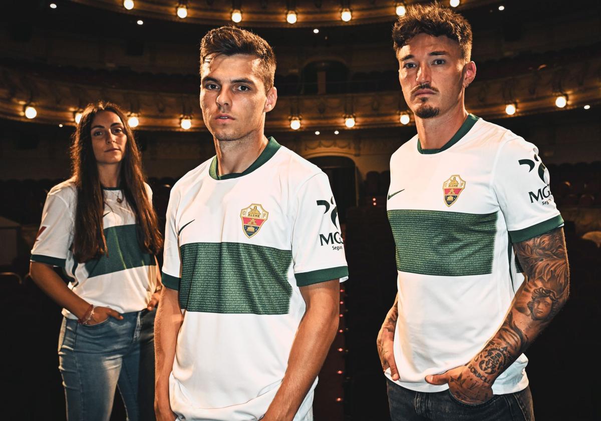 Imagen principal - Jugadores presentando la equipación. 
