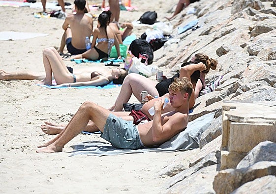 Turistas en la playa del Postiguet de Alicante.
